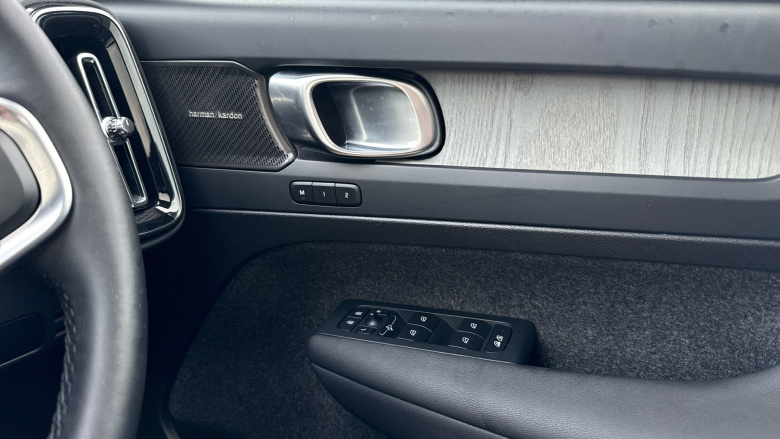 Volvo XC40 2.0 B3P Ultra Dark 5dr Auto Petrol Estate